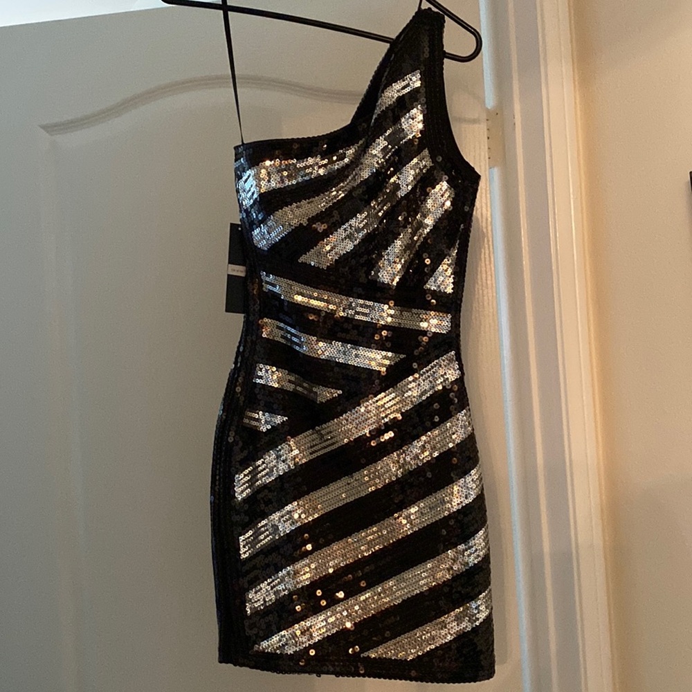 Stunning mini Limited edition dress from Bebe with silverblack sequins all over.